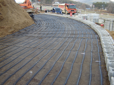 6京滬高速鐵路經編滌綸土工格柵的應用.jpg